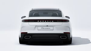 Außenansicht von Panamera 4 E-Hybrid Executive mit Blick auf das Heck des Fahrzeugs