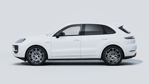 Eksteriørbillede af Cayenne E-Hybrid Black Edition der viser venstre side af bilen