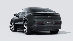Eksteriørbillede af Cayenne Coupé Electric der viser bagsiden og venstre side af bilen