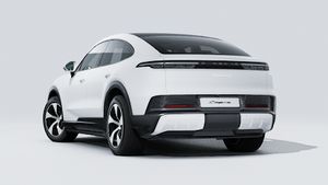 Eksteriørbillede af Cayenne S Coupé Electric der viser bagsiden og venstre side af bilen