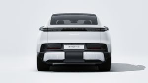 Eksteriørbillede af Cayenne S Coupé Electric der viser bagenden af bilen