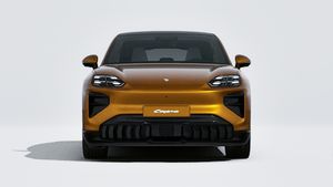 Eksteriørbillede af Cayenne Turbo Coupé Electric der viser fronten af bilen