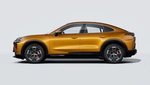 Eksteriørbillede af Cayenne Turbo Coupé Electric der viser venstre side af bilen