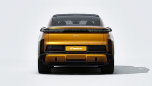 Eksteriørbillede af Cayenne Turbo Coupé Electric der viser bagenden af bilen