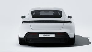 Eksteriørbillede af Taycan 4S der viser bagenden af bilen
