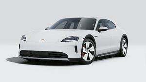 Eksteriørbillede af Taycan 4S Cross Turismo der viser bilens front og venstre side