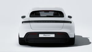Eksteriørbillede af Taycan 4S Sport Turismo der viser bagenden af bilen