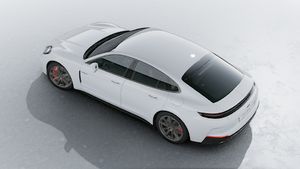 Eksteriørbillede af Panamera Turbo E-Hybrid set fra oven