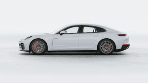 Eksteriørbillede af Panamera Turbo E-Hybrid der viser venstre side af bilen