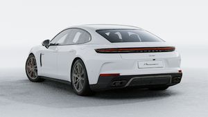 Eksteriørbillede af Panamera Turbo E-Hybrid der viser bagsiden og venstre side af bilen