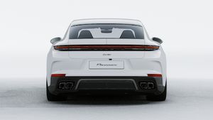 Eksteriørbillede af Panamera Turbo E-Hybrid der viser bagenden af bilen