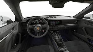Vista interior que muestra el volante y el salpicadero de 911 Carrera 4 GTS