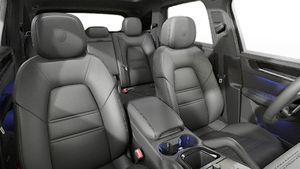 Vista interior de los asientos delanteros del Cayenne Black Edition