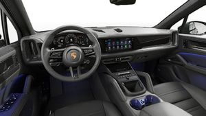 Vista interior que muestra el volante y el salpicadero de Cayenne Black Edition