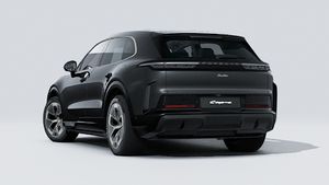 Vista exterior de Cayenne Turbo Electric mostrando la parte trasera y el lado izquierdo del coche