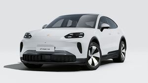 Vista exterior de Cayenne Coupé Electric mostrando la parte delantera y el lado izquierdo del coche