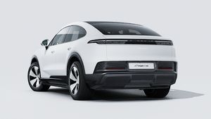 Vista exterior de Cayenne Coupé Electric mostrando la parte trasera y el lado izquierdo del coche