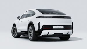 Vista exterior de Cayenne Turbo Coupé Electric mostrando la parte trasera y el lado izquierdo del coche