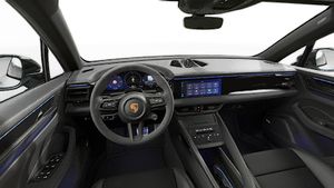 Vista interior que muestra el volante y el salpicadero de Macan GTS Electric