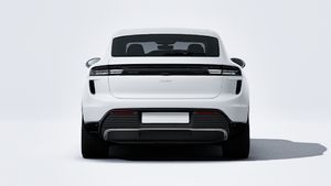 Vista exterior de Macan Turbo Electric mostrando la parte trasera del coche