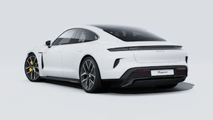 Vista exterior de Taycan Turbo S mostrando la parte trasera y el lado izquierdo del coche