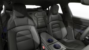Vista interior de los asientos delanteros del Taycan Black Edition