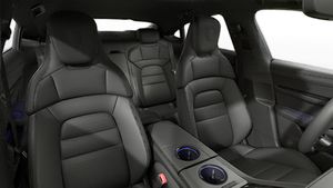 Vista interior de los asientos delanteros del Taycan 4 Black Edition