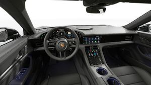Vista interior que muestra el volante y el salpicadero de Taycan 4 Black Edition
