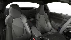 Vista interior de los asientos delanteros del 911 Targa 4 GTS