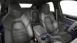 Vista interior de los asientos delanteros del Cayenne Turbo GT