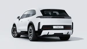 Vista exterior de Cayenne Turbo Electric mostrando la parte trasera y el lado izquierdo del coche