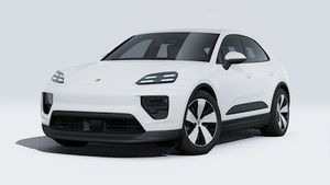 Vista exterior de Macan 4 Electric mostrando la parte delantera y el lado izquierdo del coche