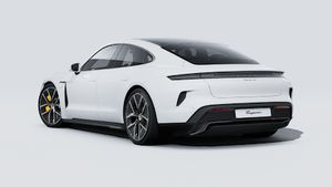 Vista exterior de Taycan Turbo S mostrando la parte trasera y el lado izquierdo del coche