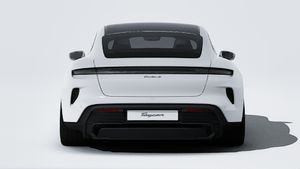 Vista exterior de Taycan Turbo S mostrando la parte trasera del coche