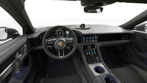 Vista interior que muestra el volante y el salpicadero de Taycan Turbo GT