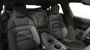 Vista interior de los asientos delanteros del Taycan 4S Black Edition