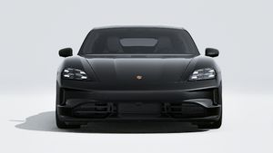 Vista exterior de Taycan 4S Black Edition mostrando la parte delantera del coche