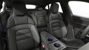 Vista interior de los asientos delanteros del Taycan 4 Cross Turismo