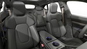 Vista interior de los asientos delanteros del Taycan Turbo Cross Turismo