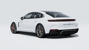 Vista exterior de Panamera Turbo E-Hybrid mostrando la parte trasera y el lado izquierdo del coche