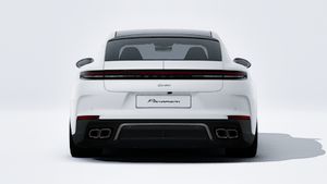 Vista exterior de Panamera Turbo E-Hybrid mostrando la parte trasera del coche