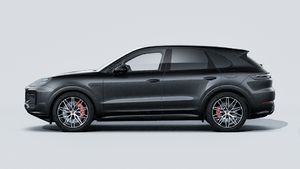 Cayenne S E-Hybrid Black Edition välisvaade, auto vasakpoolne külg.