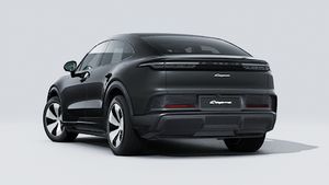 Cayenne Coupé Electric välisvaade, auto tagumine ja vasakpoolne külg.