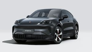 Cayenne S Coupé Electric välisvaade, auto esiosa ja vasakpoolne külg.