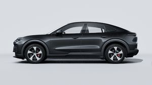 Cayenne S Coupé Electric välisvaade, auto vasakpoolne külg.
