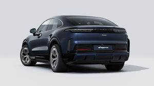 Cayenne Turbo Coupé Electric välisvaade, auto tagumine ja vasakpoolne külg.