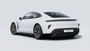 Taycan Turbo S välisvaade, auto tagumine ja vasakpoolne külg.