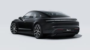 Taycan 4 Black Edition välisvaade, auto tagumine ja vasakpoolne külg.