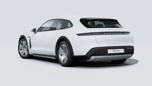 Taycan 4 Cross Turismo välisvaade, auto tagumine ja vasakpoolne külg.