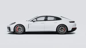 Panamera Turbo E-Hybrid välisvaade, auto vasakpoolne külg.